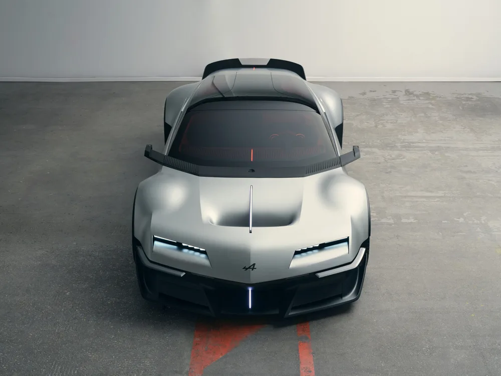 Alpine A310 VISION vue de face et légèrement en hauteur, capot creusé d’une prise d’air et lame lumineuse centrale.