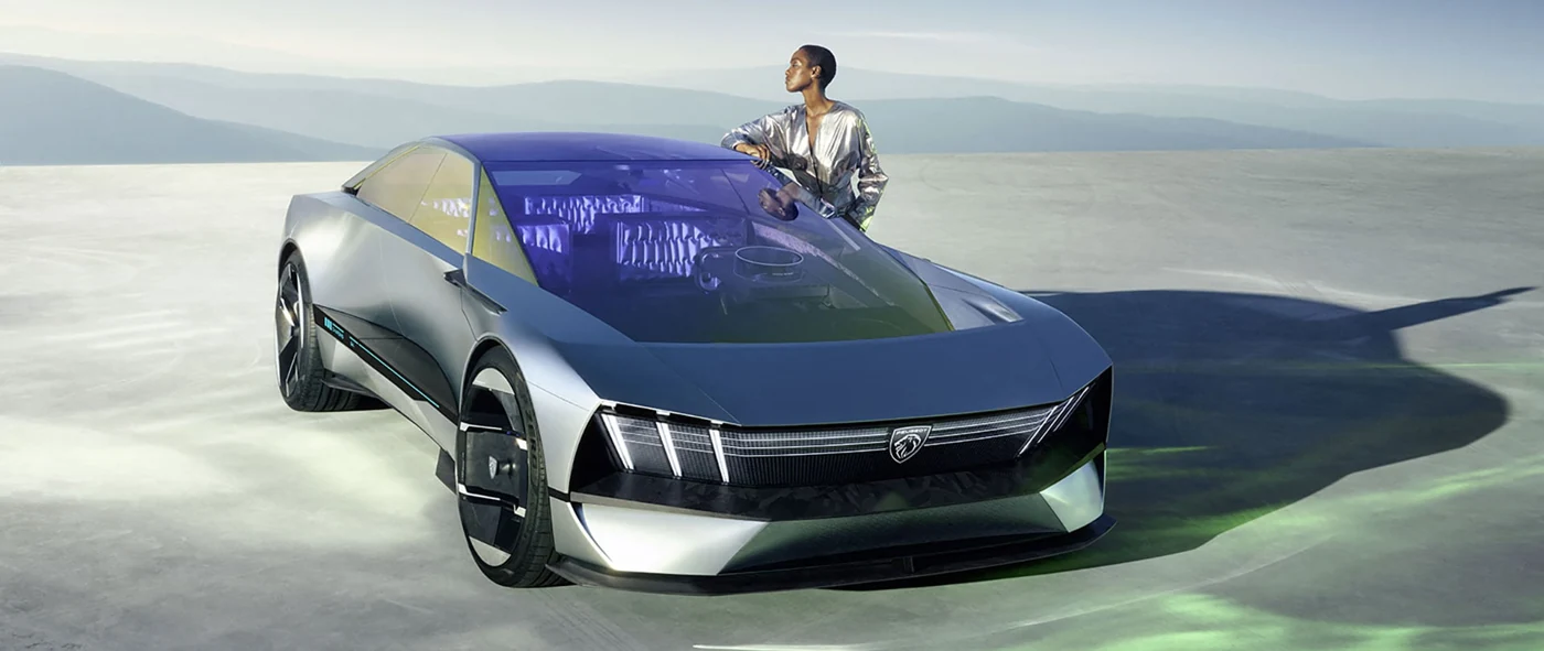 Peugeot Inception Concept vue de trois quarts avant dans un paysage clair, avec sa grande verrière irisée