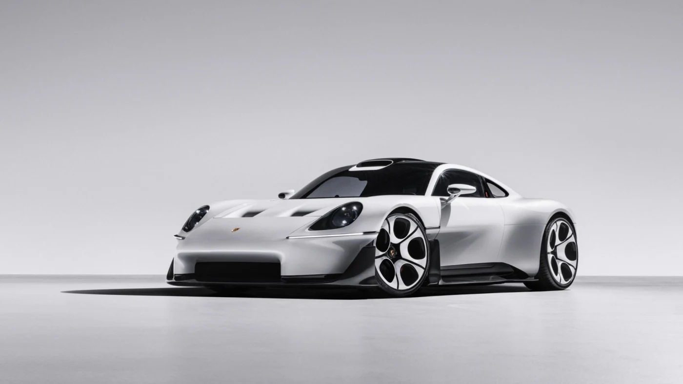 Porsche Mission S blanche, vue de trois quarts avant dans un studio gris clair.